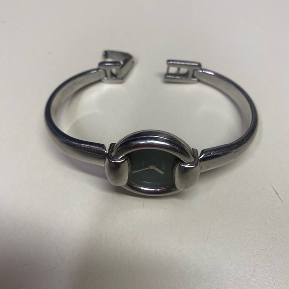 ♥️ (SOLD) ♥️ Women’s Gucci Watch Silver and Black 1400 L - Picture 14 of 15